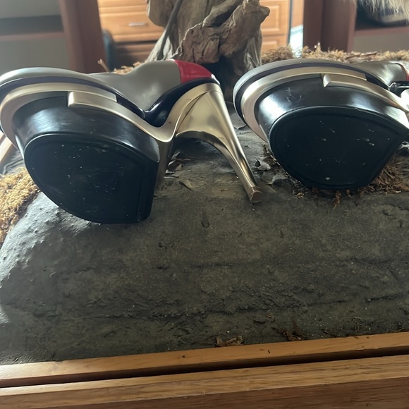 Pair of Versace heels size 9 - Picture 2 of 2